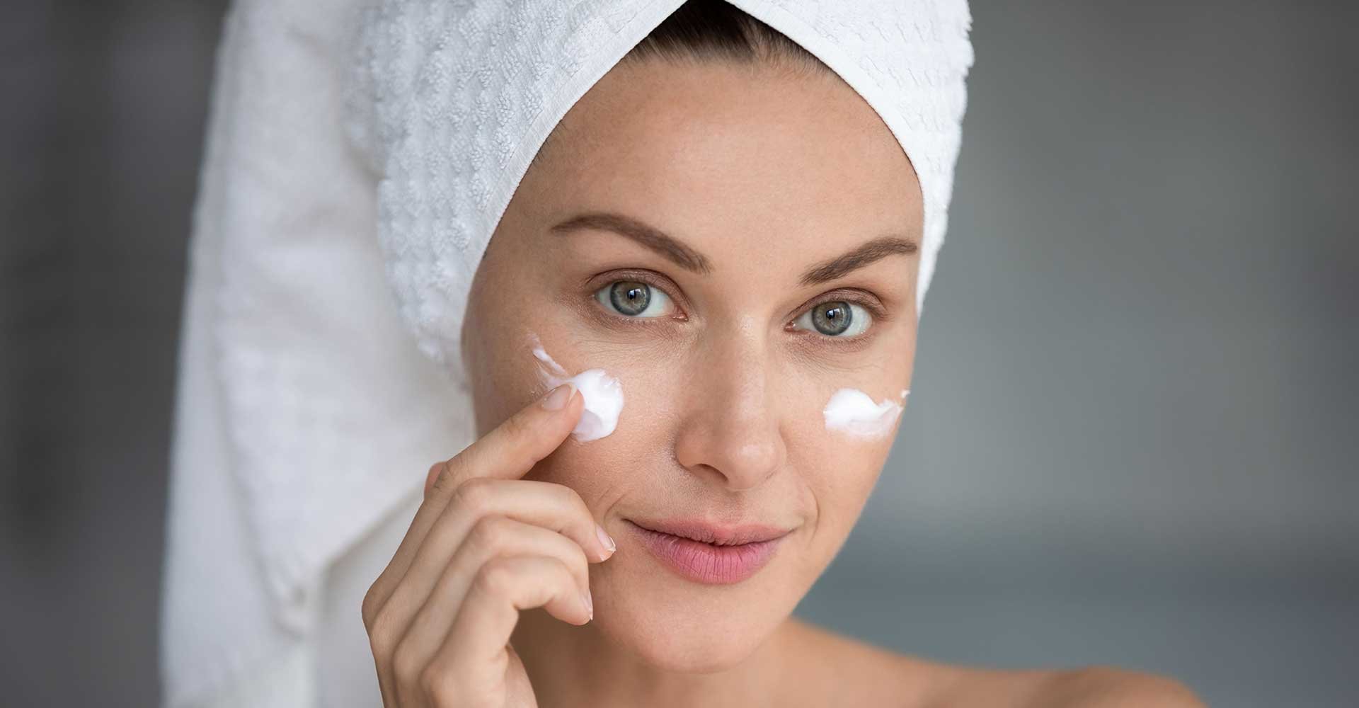 Modelo Passando Produto Em Seu Rosto